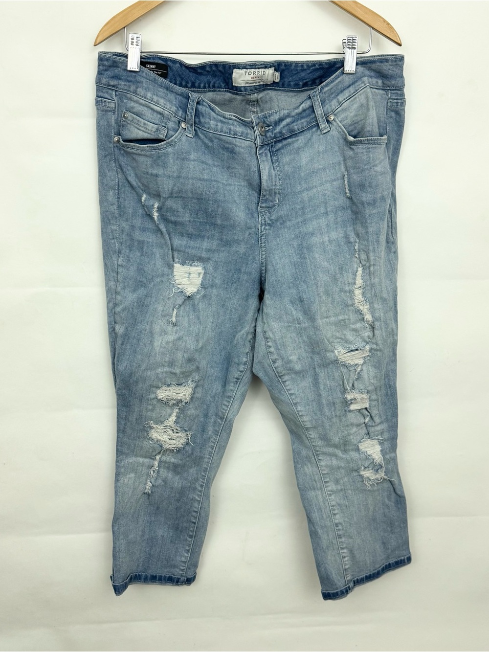 Torrid Light Wash Distressed Skinny Faux Rip Women’s Jeans 18